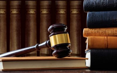 Mazo de juez y libros jurídicos — Raza & Asociados, estudio jurídico en Quito, Ecuador.